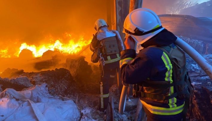 В Пологовском районе из-за обстрелов рашистов возник масштабный пожар