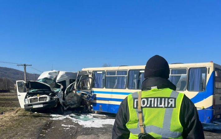 Под Ивано-Франковском столкнулись два автобуса: есть жертва