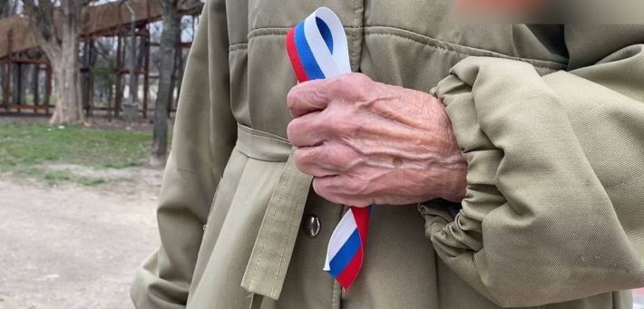 Рашисты пытаются "накормить" мелитопольских пенсионеров своим патриотизмом (фото)