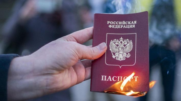 В оккупированном Мелитополе захватчики заставляют получать российские паспорта