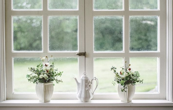 Как отмыть окна от старого скотча и липких пятен: 5 проверенных лайфхаков
