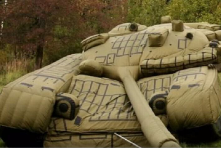 Під Мелітополем окупанти розміщують макети танків в очікуванні контратаки ЗСУ
