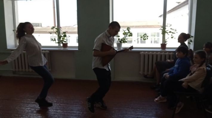 Ми майбутнє країни - мелітопольських дітей змусили танцювати з балалайками (фото)