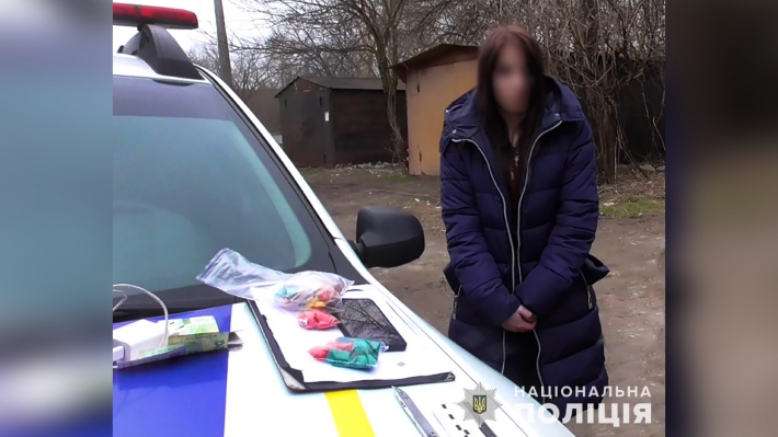 Запорожские полицейские разоблачили девушку, причастную к распространению наркотиков и психотропов