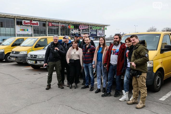 Волонтеры пригнали из Европы в Запорожье крупную партию авто для военных