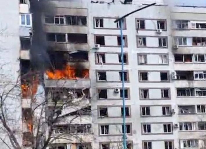 Появилось видео разрушения дома, после попадания российской ракеты в Запорожье (фото, видео)
