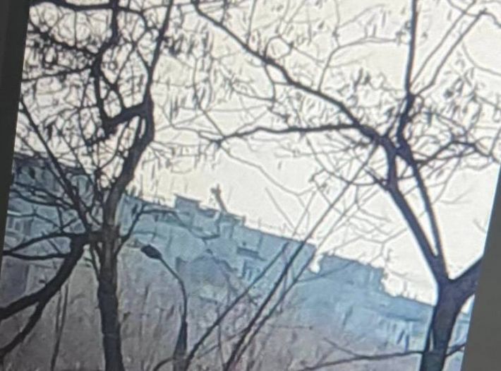 В Запорожье в крыши дома торчит неразорвавшаяся ракета оккупантов (фото)
