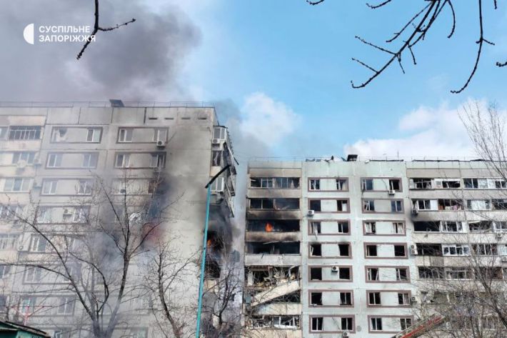 Офіс президента Зеленського показав, як російські ракети в Запоріжжі руйнують житлові будинки (фото, відео)