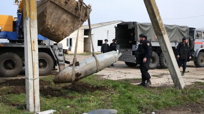 У Запорізькій області ДСНС знищили авіабомбу яку знайшли після чергового рашистського обстрілу (відео)