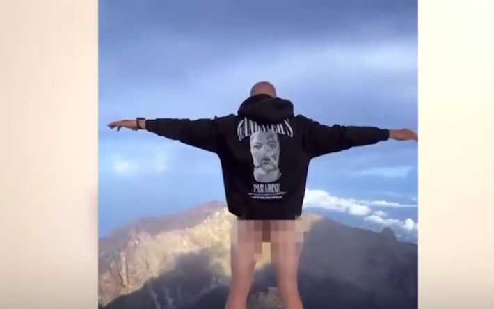 Российский турист сфотографировался с голой задницей на фоне священной горы на Бали