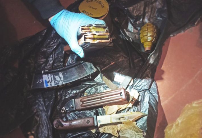 Запорожские полицейские расследовали кражу, а нашли еще и оружие, и наркотики