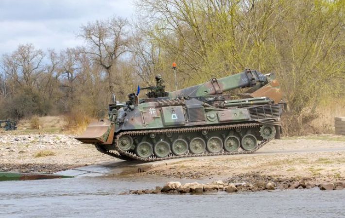 Німеччина передала Україні інженерні танки Dachs та кулемети для танків Leopard