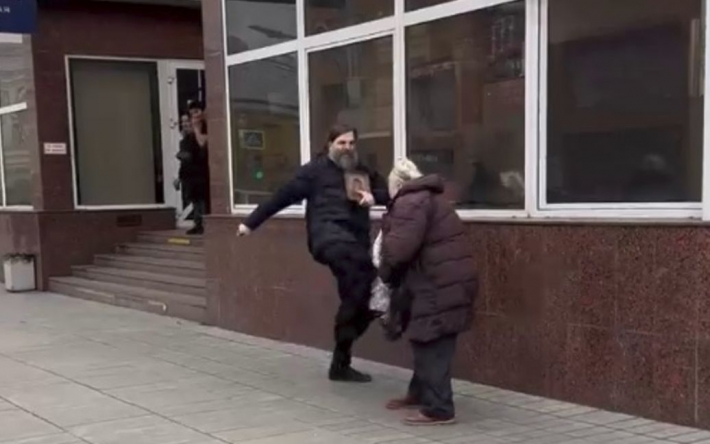 В Москве мужчина в рясе и с иконой убрал "конкурентку" ударом ноги: видео