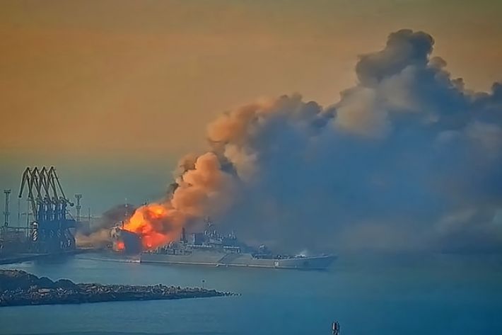 Россия спустя год наконец признала уничтожение корабля "Саратов" в порту Бердянска (видео)