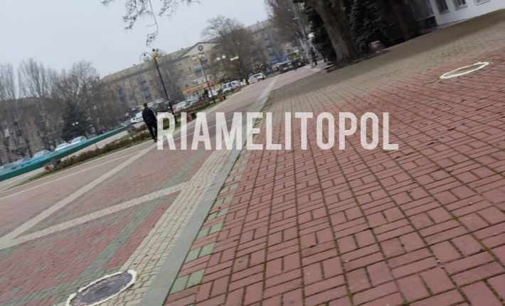 В центр Мелитополя свезли военных и полицию, а канализационные люки «запенили» (фото)