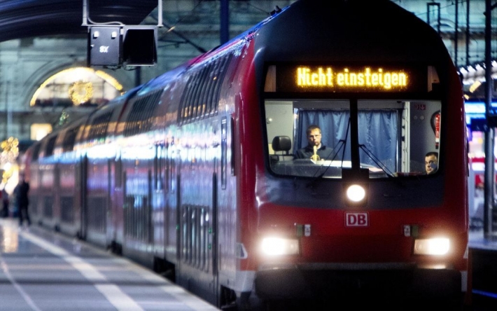 У Німеччині чоловік із сокирою накинувся на 17-річну дівчину у потязі
