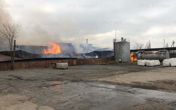 Стовп диму видніється за кілометри: в Росії знову пожежа