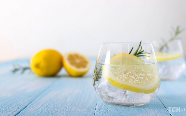 Девушка пила воду с лимоном каждый день в течение месяца и насчитала 5 главных изменений в здоровье