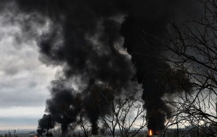 У російському Омську виникла пожежа: горить великий склад із пластиком