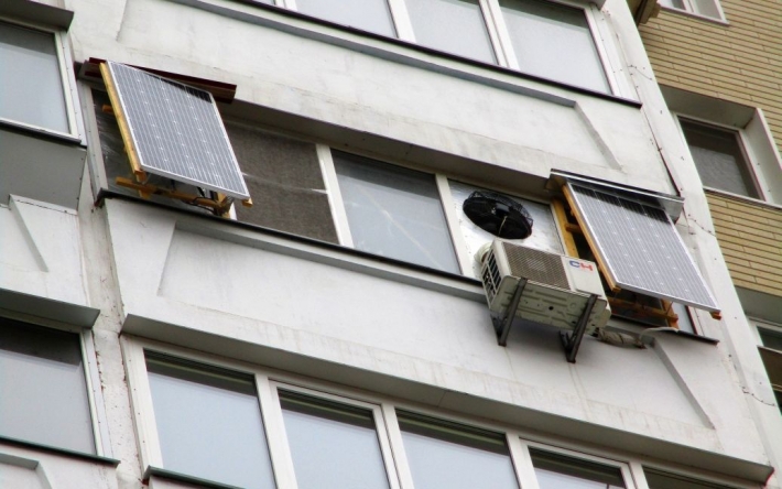Загадочный шум и солнечные батареи: в Киеве заметили странный балкон