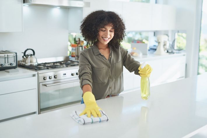 Помогут подручные средства: как удалить стойкие пятна на кухонной столешнице