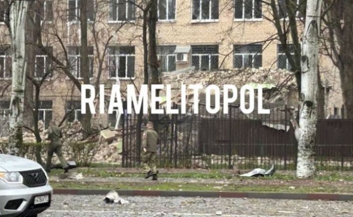 В Мелитополе после вчерашних взрывов на одном из предприятий сняли российские флаги
