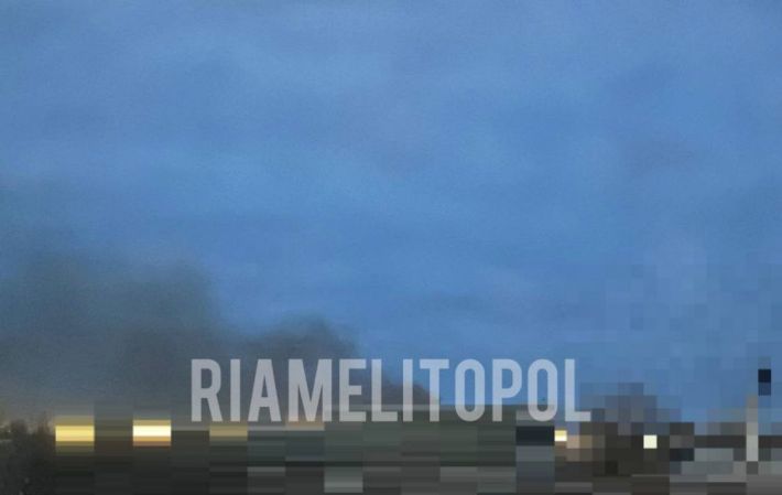 В Мелитополе с самого утра мощные взрывы – в северной части города зарево (видео)