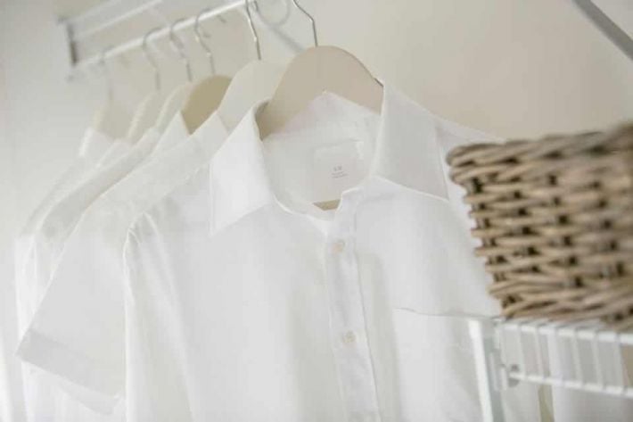 Воротник белой рубашки пожелтел: как избавиться от пятен подручными средствами