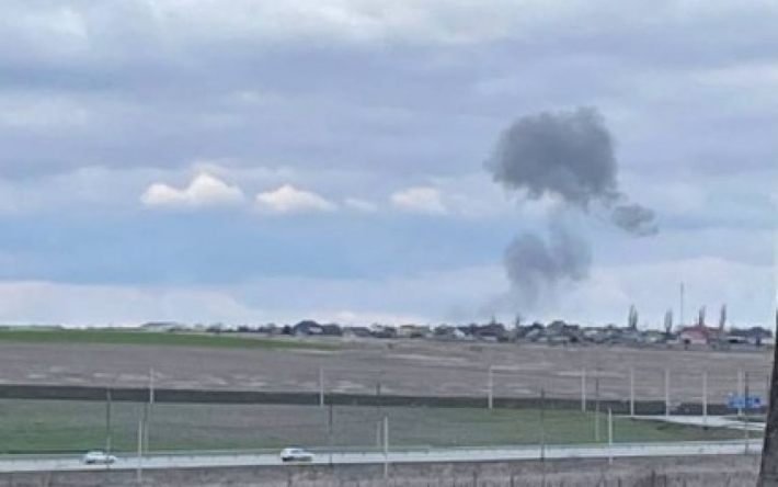 В оккупированном Крыму в районе аэродрома слышны взрывы и виден черный дым: фото, видео