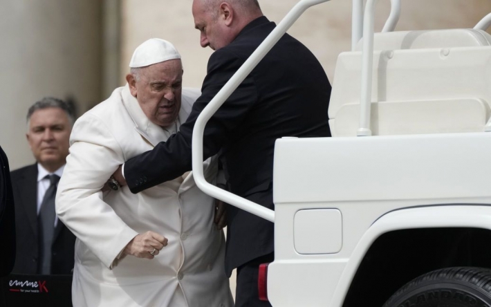 Папу Римського Франциска госпіталізували: що сталося
