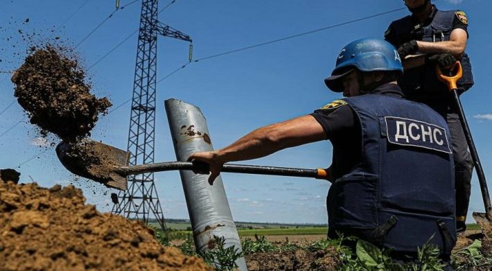 Запорожские саперы уничтожили остатки ракеты от ЗРК 