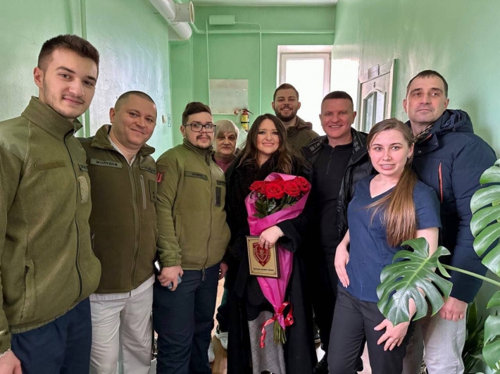 Певица Наталья Могилевская посетила раненых военных в Запорожском госпитале
