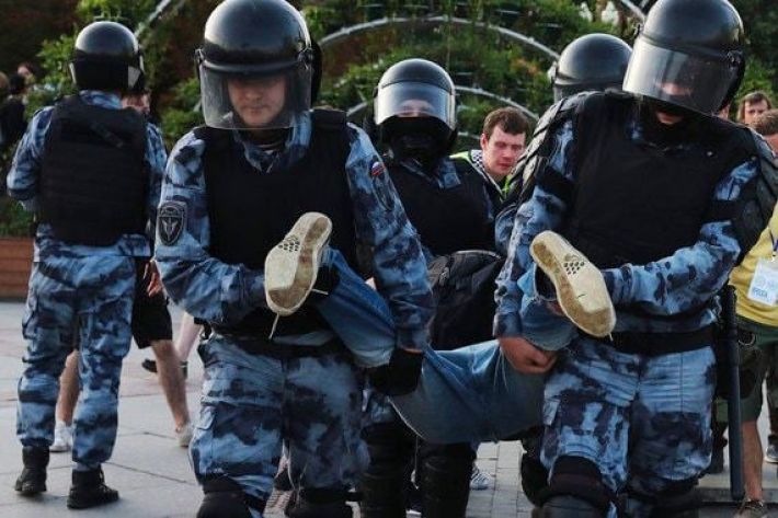 Оккупанты усиливают террор в Мелитополе и завозят силовиков для подавления протестов (видео)