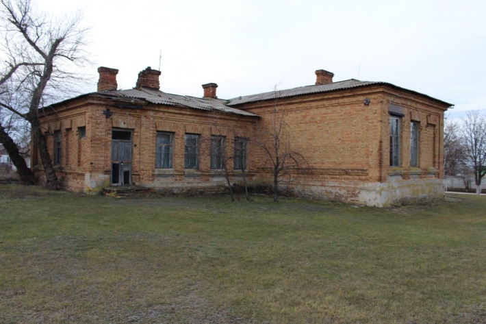 В районе Гуляйполя из-за вражеских атак повреждена старинная школа (фото)