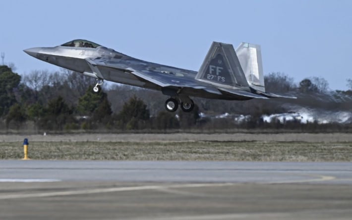 Всего за доллар: США продадут Польше десятки истребителей F-22 Raptor