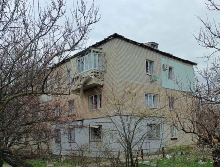 В Мелитополе оккупанты своей ракетой частично снесли крышу жилого дома