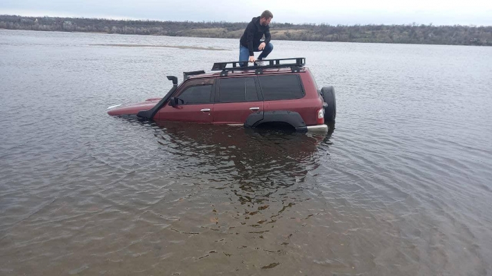 Запорожские спасатели вытащили автомобиль из реки, спасая водителя
