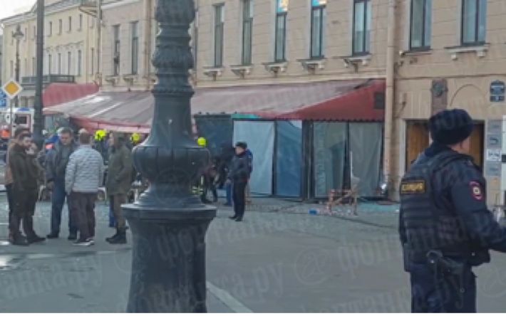 Момент взрыва в кафе в Петербурге, в результате которого погиб пропагандист Татарский (видео)
