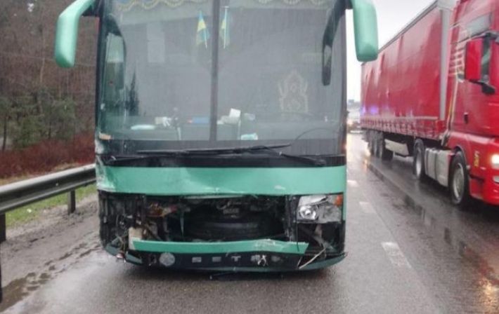 На трассе Киев-Житомир произошло ДТП с автобусом и 9 авто: 12 пострадавших