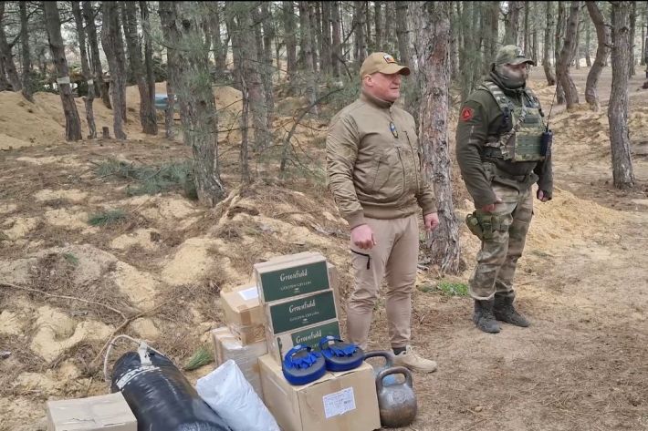 Гири, боксёрская груша и чай - "вторая" армия под Мелитополем приняла подарки в лесу