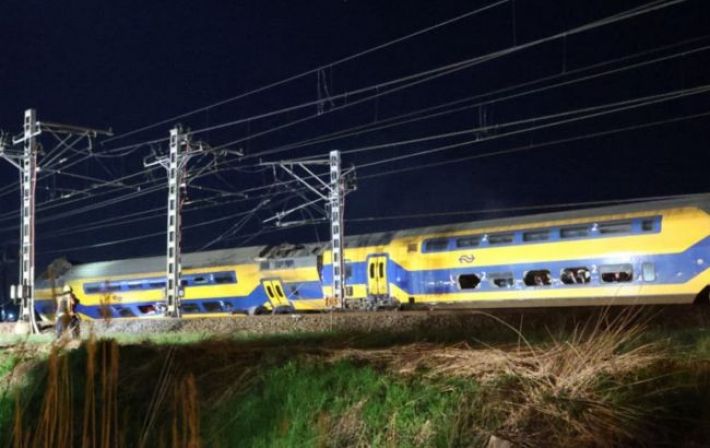 В Нидерландах пассажирский поезд врезался в кран: десятки раненых, возник пожар