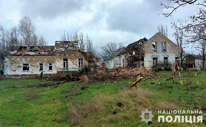 В  Запорожской области оккупанты уничтожили школу, жилые дома и убили домашних животных (фото)