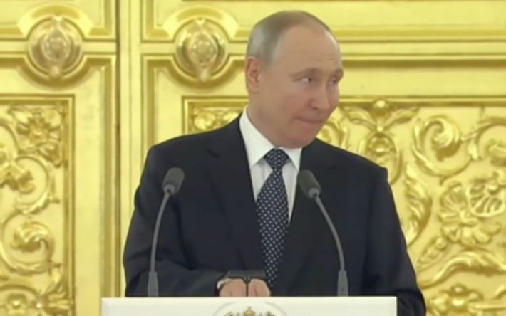 Путин попал в неловкое положение на встрече с послами: видео