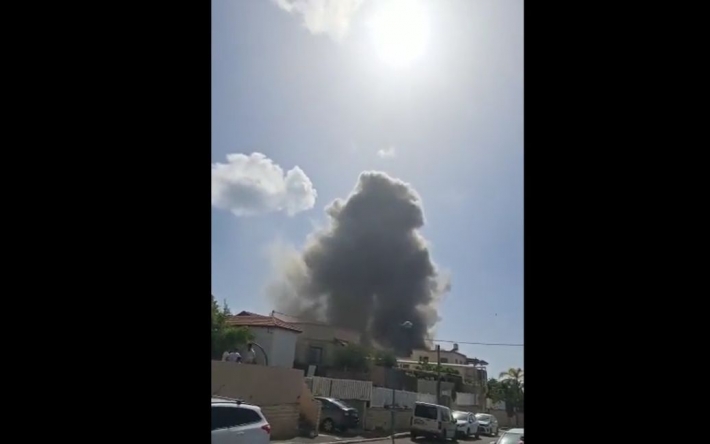 Десятки ракет из Ливана атаковали города на севере Израиля: есть пострадавшие (видео)