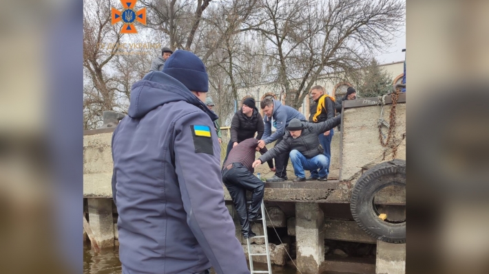 Співробітники ДСНС врятували чоловіка на річці Дніпро у Запоріжжі