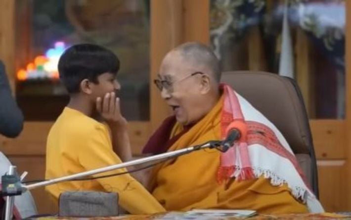 Пропонував хлопчику посмоктати його язик: Далай-лама перепросив за свою дивну поведінку (відео)