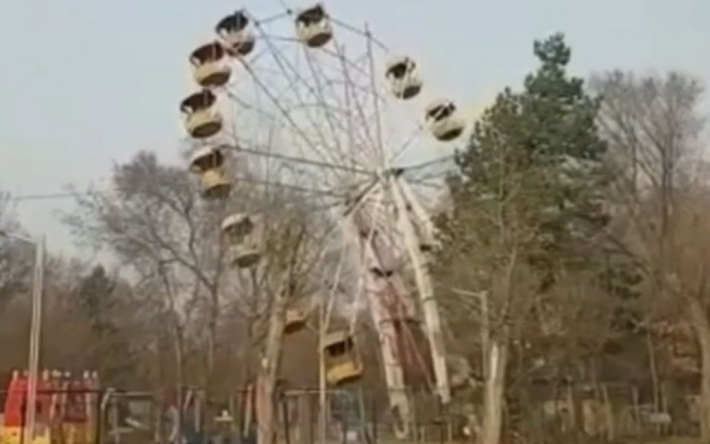 У Росії оглядове колесо впало на дитячий майданчик: епічне відео
