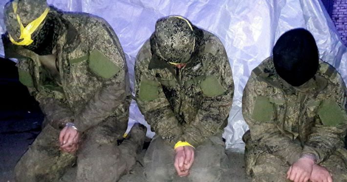 Кастрация и свастика – под Мелитополем российских мобиков стращают «ужасами» украинского плена (фото)