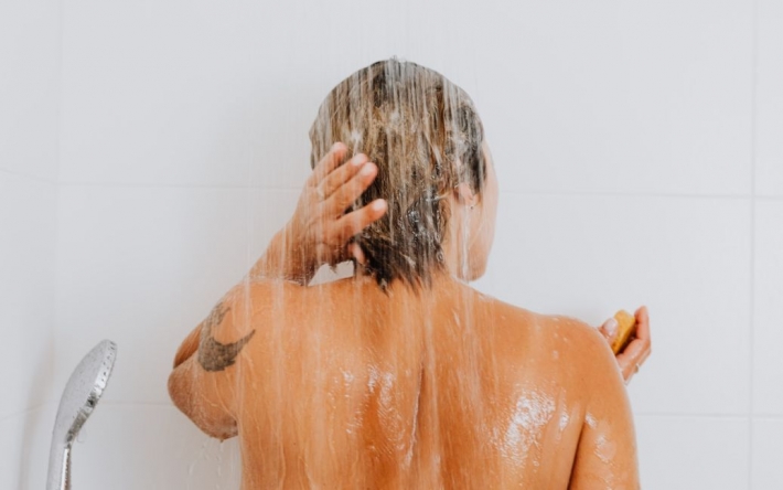 Четыре ошибки во время мытья головы: звездный парикмахер умоляет их не допускать