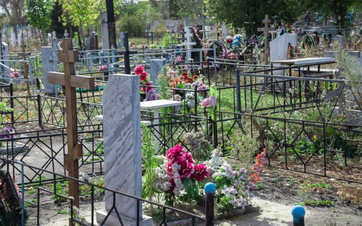 В Мелитопольском районе российские военные-мародеры раскапывают могилы ради наживы